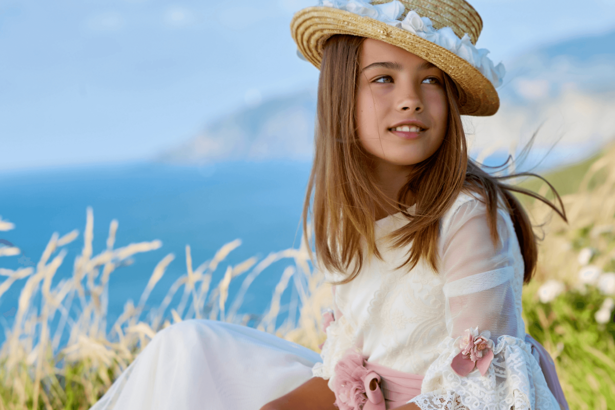 Niña de Comunion Acantilados Playa Bizkaia Vizcaya