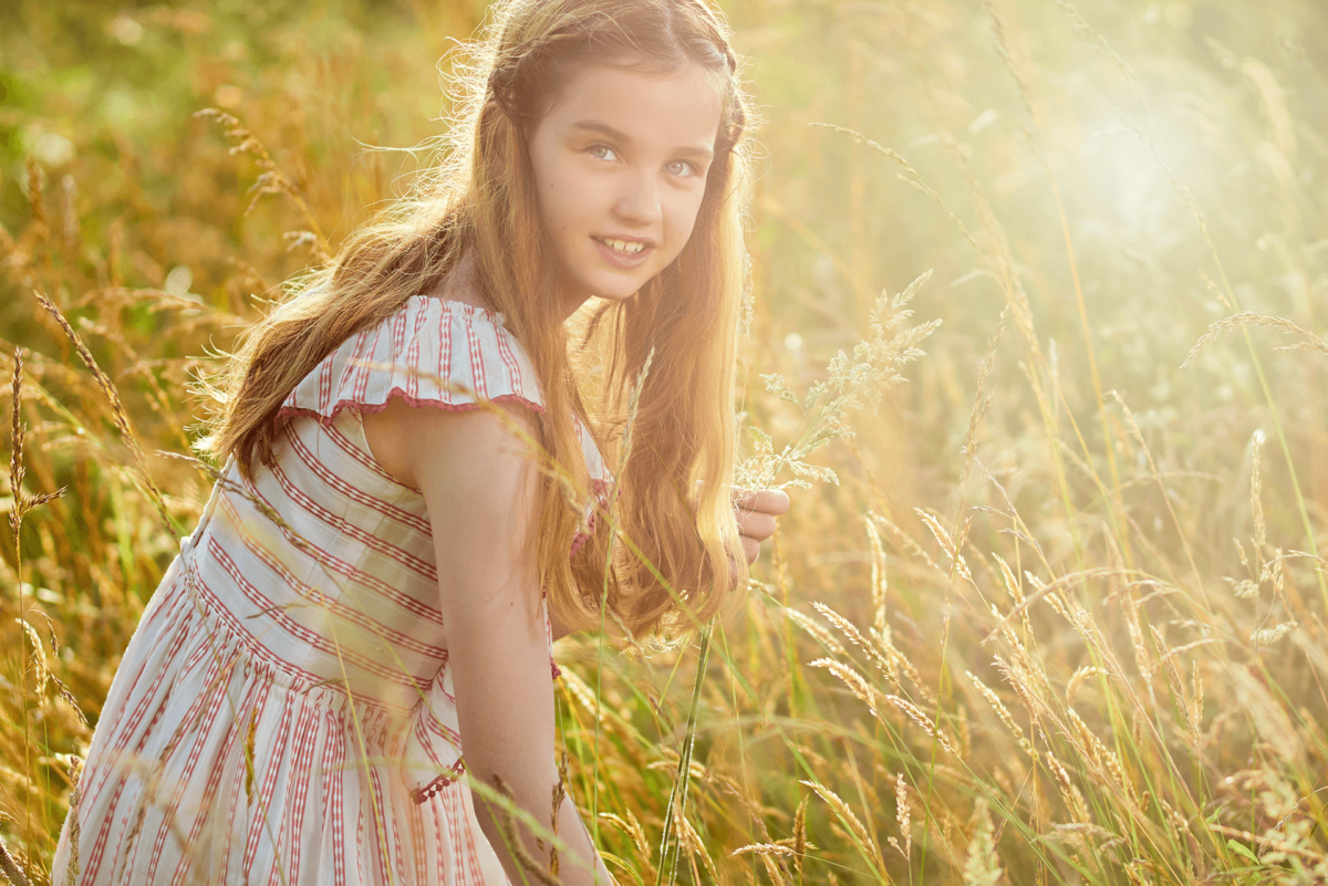 Reportaje de Niña en el campo con vestido campestre pelo suelto rubio