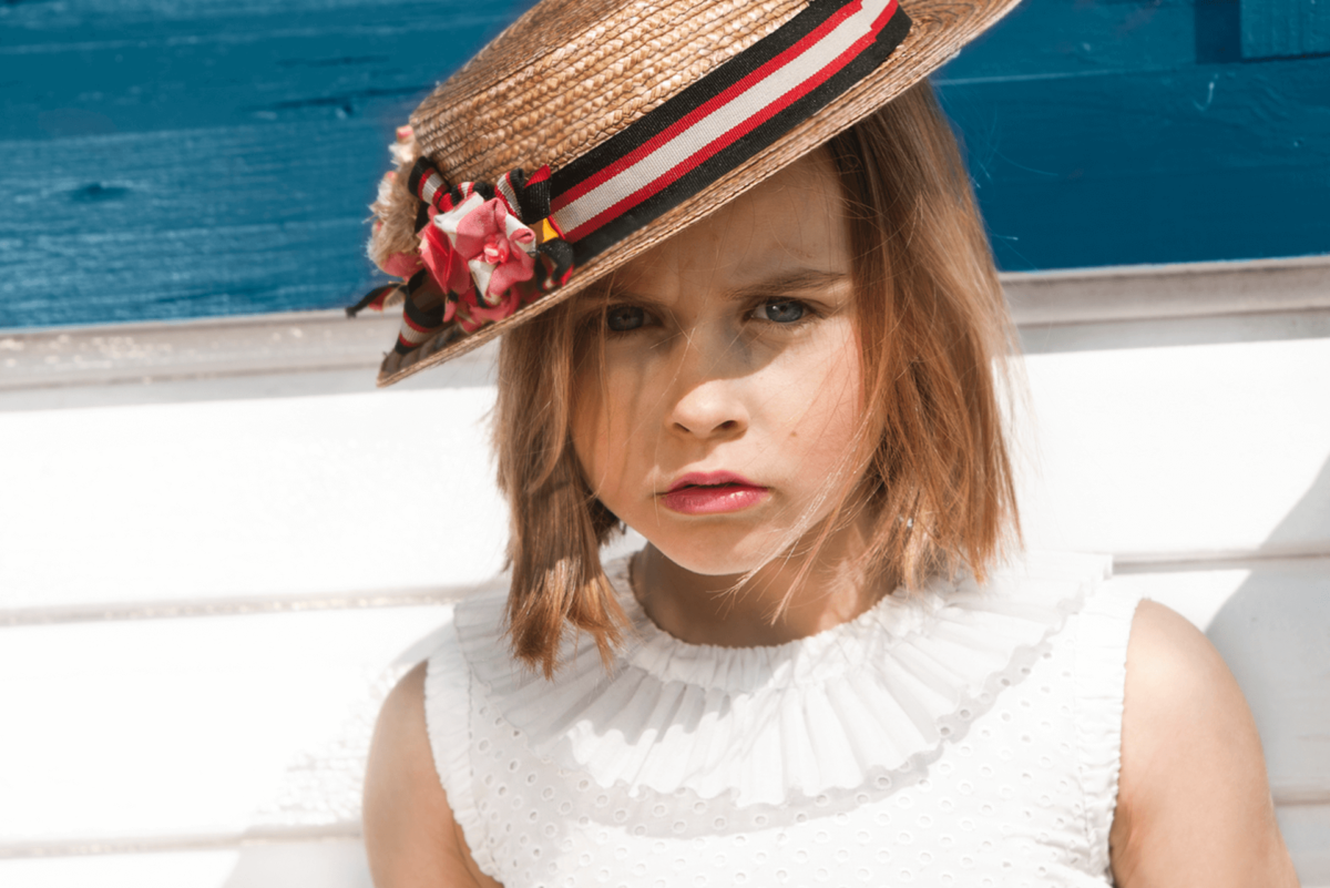 Reportaje de Fotografia Infantil Niña con canotier y vestido blanco